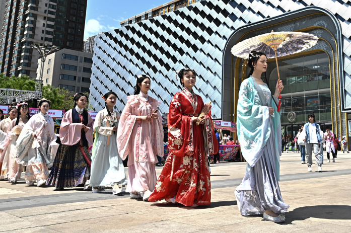 Is Hanfu clothing a rising industry in China